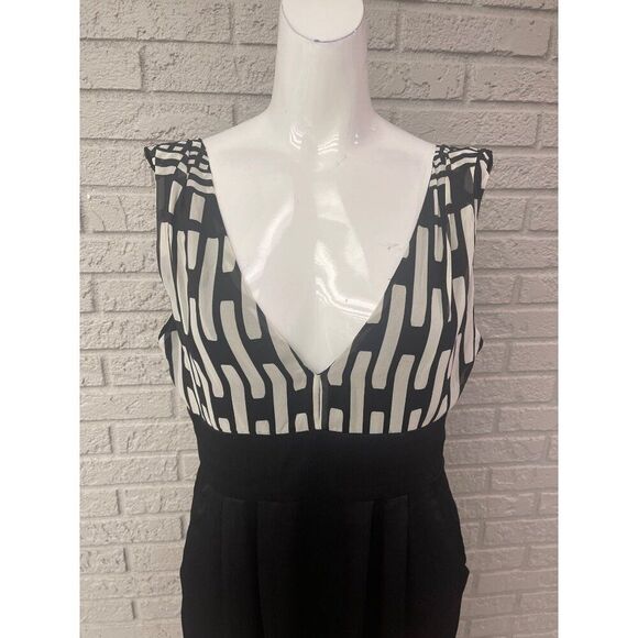 BCBGeneration Women Black & White V-Neck Sleeveless Cut-Out Dress Size 10 - Picture 3 of 10